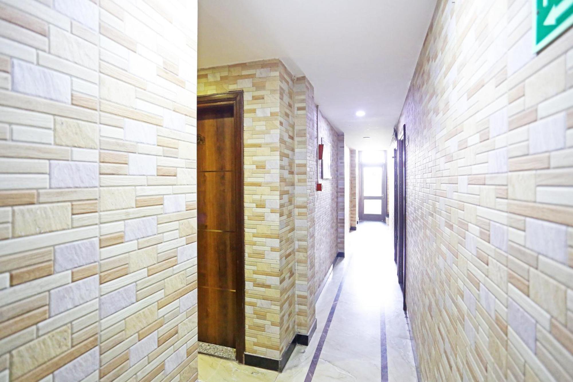 Hotel Preet Palace -5 Mints Walk From Nizamuddin Railway Station New Delhi Bagian luar foto