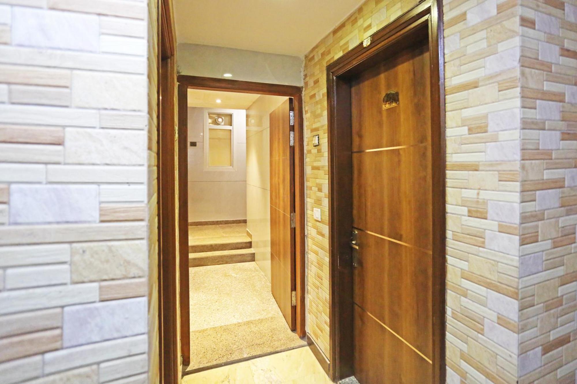 Hotel Preet Palace -5 Mints Walk From Nizamuddin Railway Station New Delhi Bagian luar foto
