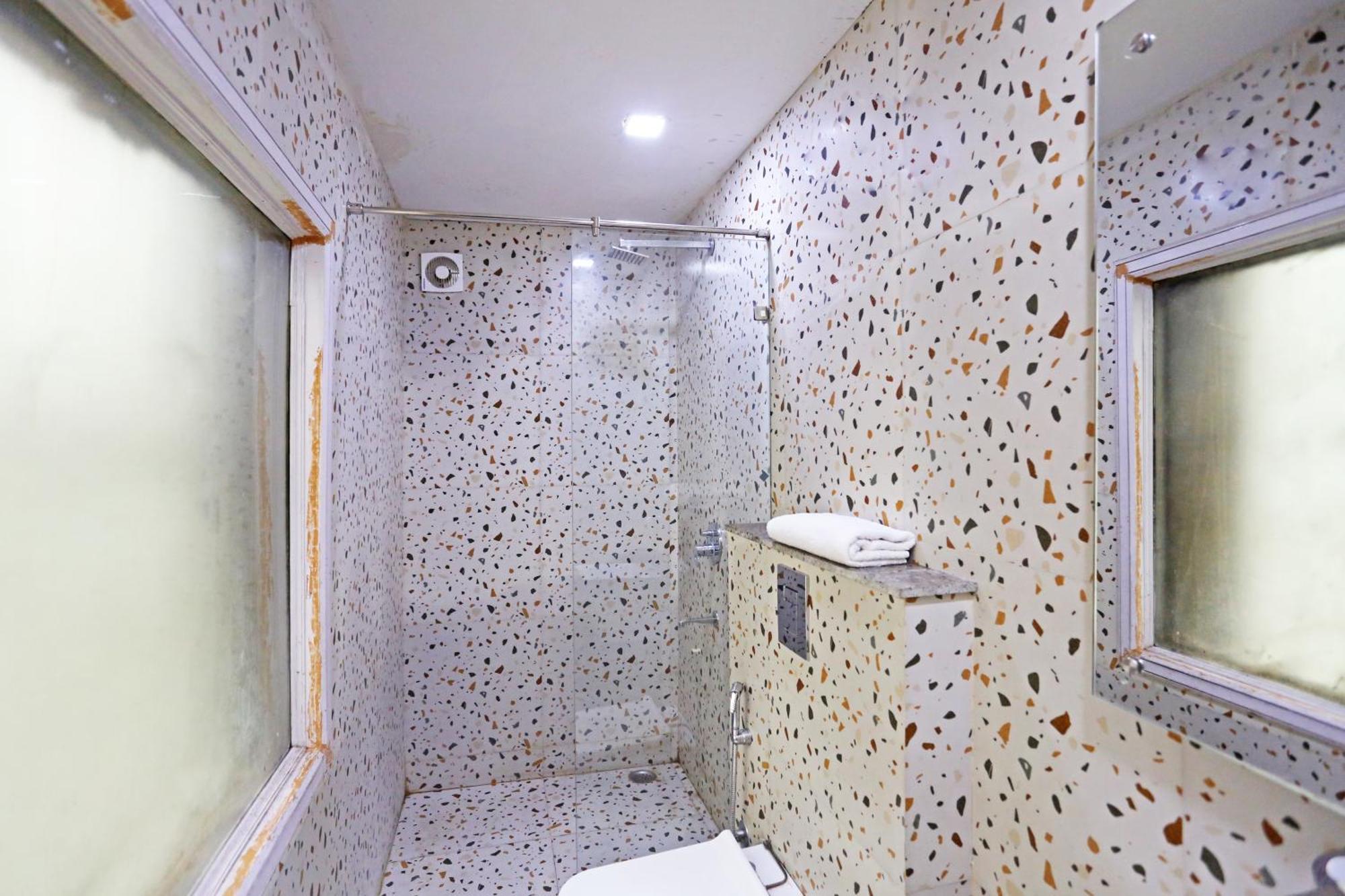 Hotel Preet Palace -5 Mints Walk From Nizamuddin Railway Station New Delhi Bagian luar foto