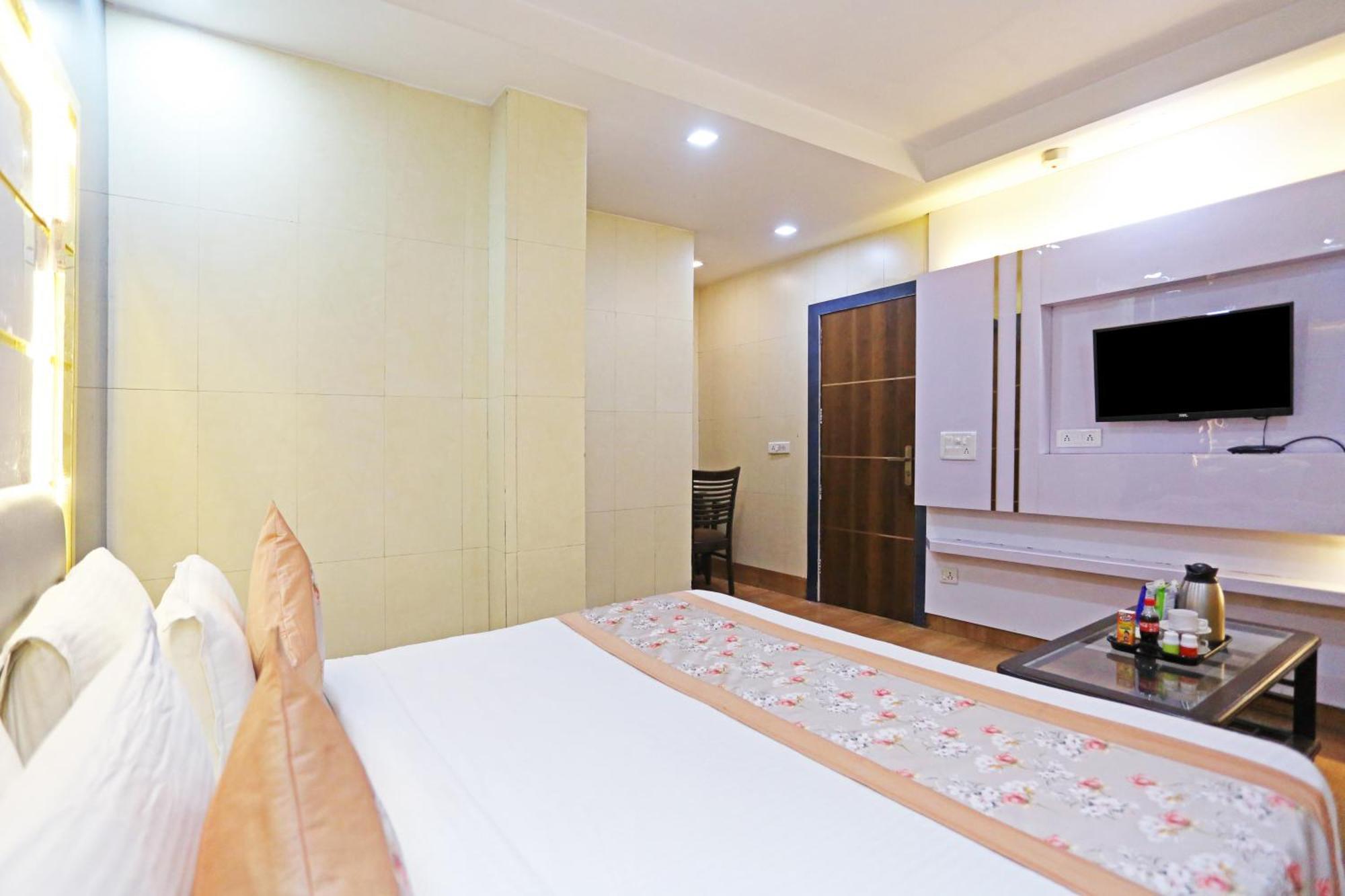 Hotel Preet Palace -5 Mints Walk From Nizamuddin Railway Station New Delhi Bagian luar foto