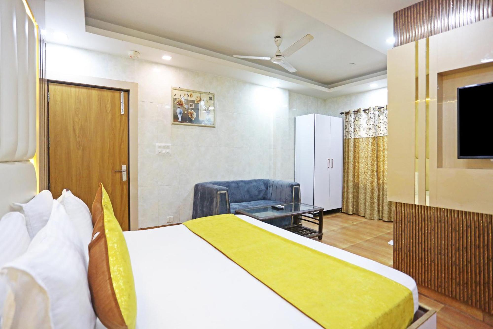 Hotel Preet Palace -5 Mints Walk From Nizamuddin Railway Station New Delhi Bagian luar foto