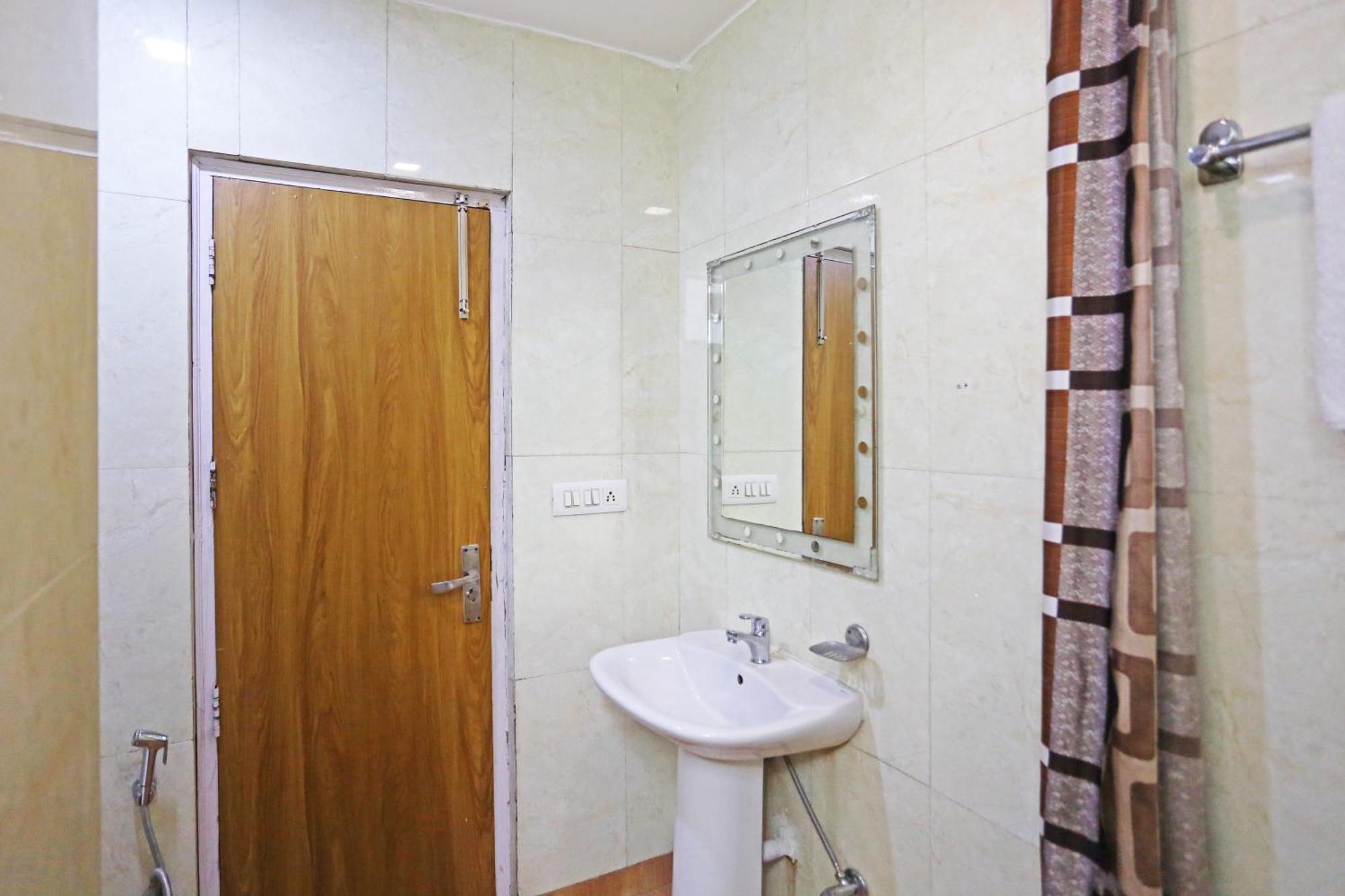 Hotel Preet Palace -5 Mints Walk From Nizamuddin Railway Station New Delhi Bagian luar foto