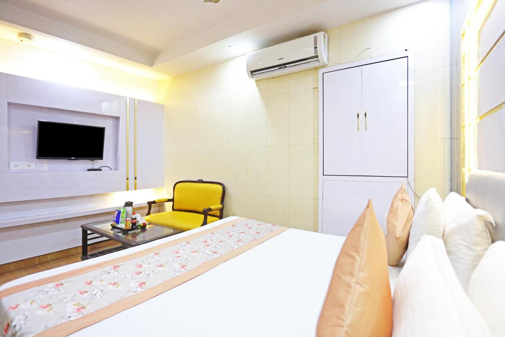 Hotel Preet Palace -5 Mints Walk From Nizamuddin Railway Station New Delhi Bagian luar foto